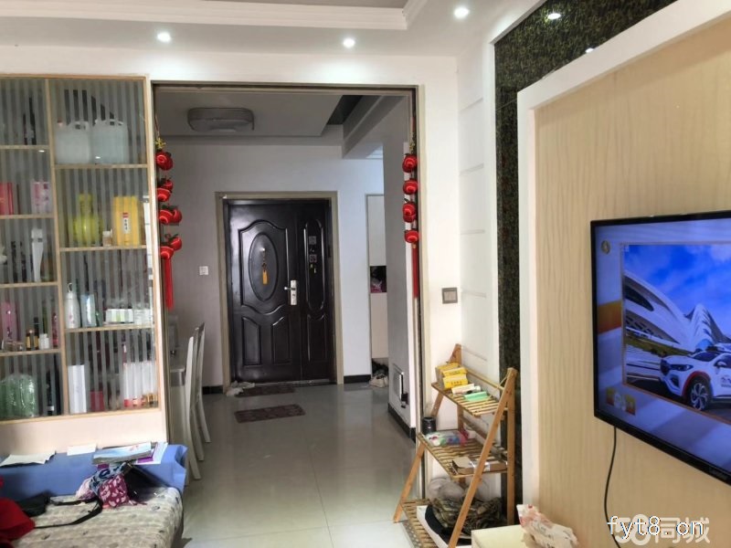 实验小学对面,胜利路南,南面是沙河景观。