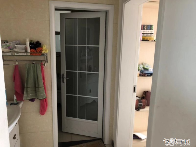 实验小学对面,胜利路南,南面是沙河景观。